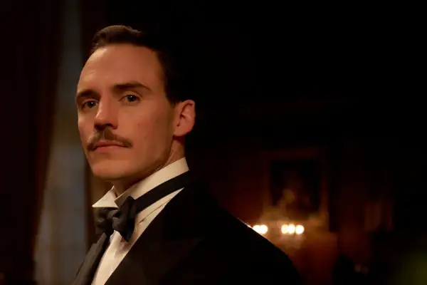 Oswald Mosley, z charakterystycznym wąsem, w eleganckim smokingu. Jego spojrzenie jest przenikliwe, zapowiadając intrygi z Peaky Blinders sezon 5.