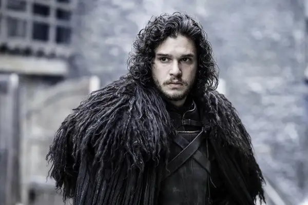Kit Harington w serialu "Gra o Tron" w futrzanym płaszczu. Jego filmy, seriale i programy to niezapomniane role.
