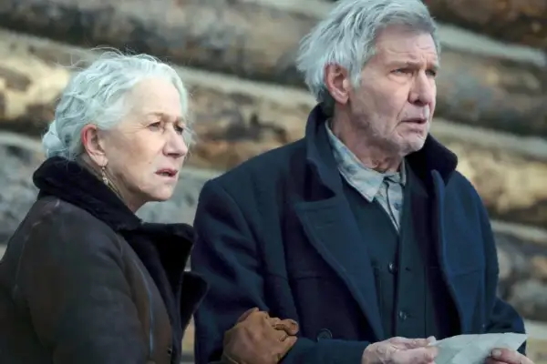 Helen Mirren i Harrison Ford w serialu "1923", zmartwieni, patrzą w dal.