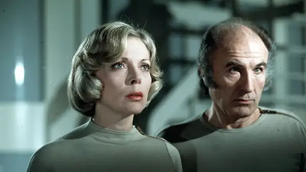 Barbara Bain i Martin Landau, kluczowi członkowie obsady Kosmos 1999, w swoich charakterystycznych uniformach.
