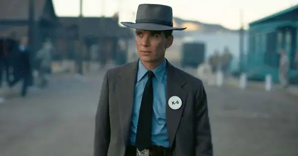 Cillian Murphy jako J. Robert Oppenheimer w filmie o bombie atomowej, z odznaką "K-6" na klapie marynarki.