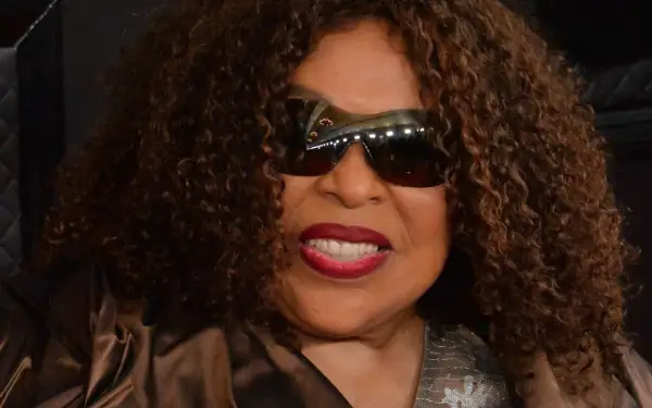 Uśmiechnięta Roberta Flack w okularach przeciwsłonecznych, jej muzyka brzmi jak jej uśmiech.