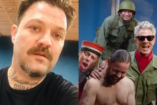 Bam Margera z tatuażami na szyi obok rozbawionej ekipy z Jackass 4.5 w wojskowych strojach.