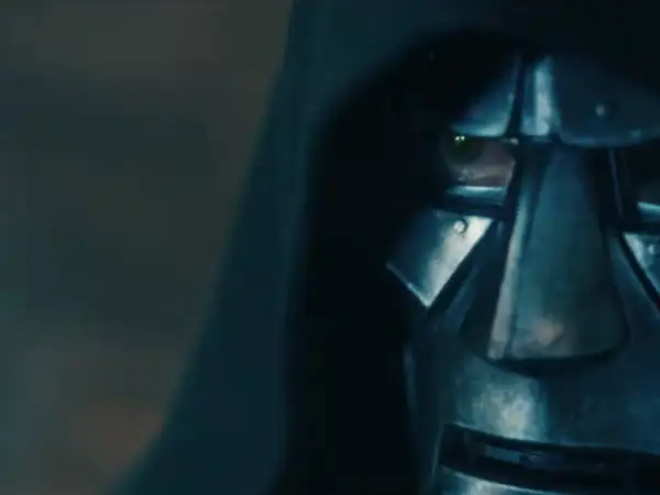 Zwiastun Avengers Doomsday: zbliżenie na metalową maskę z zielonym okiem, sugerującą złowrogą postać.
