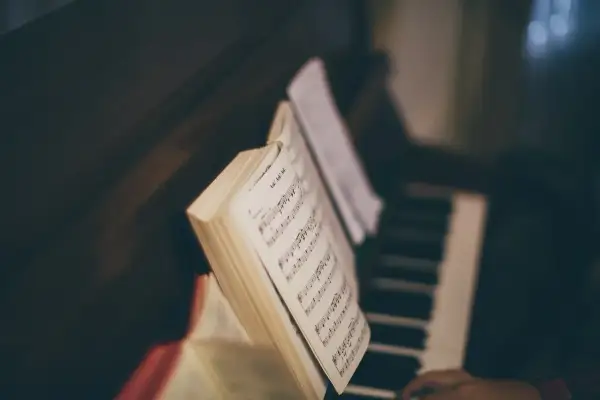 Nuty na fortepianie, jakby grał sam ellington pianista jazzowy.