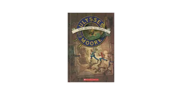 Okładka książki "Ulysses Moore: Wrota czasu". Trójka dzieci biegnie przez labirynt, a nad nimi widnieje tytuł.