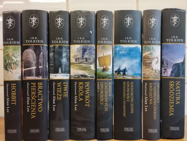 Kolekcja książek J.R.R. Tolkiena z ilustracjami Alana Lee. Opowieści o Śródziemiu, od Hobbita po naturę tego świata.