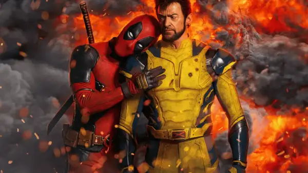 Deadpool przytula się do Wolverine'a na tle płomieni. Zapowiedź premiery Deadpool 3.