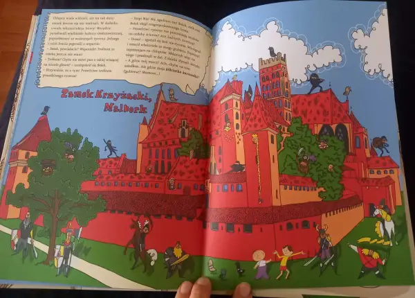Ilustracja z książki Bolek i Lolek przedstawia zamek w Malborku, gdzie rycerze i ninja przygotowują się do bitwy, a chłopcy szukają trofeum.