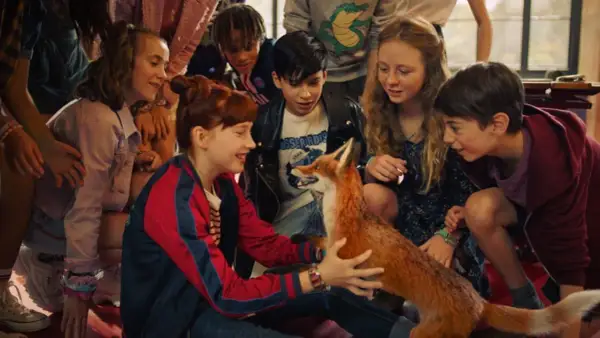 Dzieci zafascynowane lisem w szkole magicznych zwierząt film.