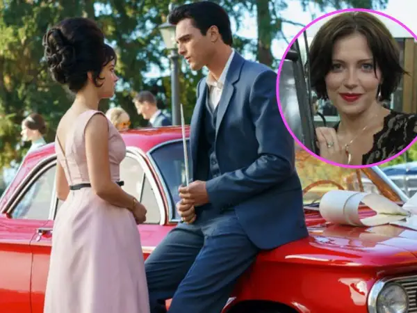 Kobieta w różowej sukience i mężczyzna w garniturze przy czerwonym samochodzie, ujęcie z filmu Priscilla. W okręgu kobieta z krótkimi włosami.